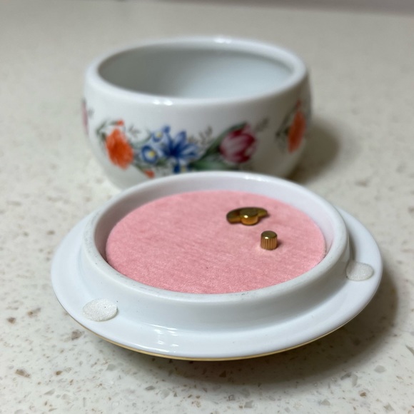 Beautiful, Danbury Mint porcelain music box. Excellent condition. - Picture 2 of 5